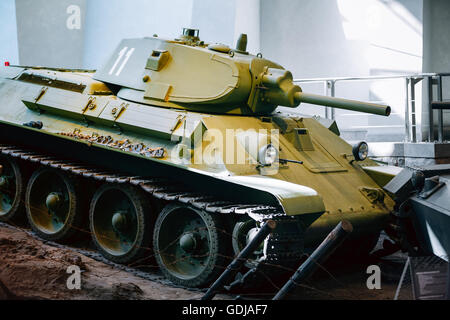 T-34 war ein sowjetischer mittlerer Panzer bei Exposition von Waffen und Ausrüstung In der belarussischen Museum des großen Vaterländischen Krieges in Minsk, Stockfoto