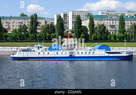 Saratow, Russland - 28. Juni 2016. Volga Flußdamm in der Stadt Saratow, Russland Stockfoto