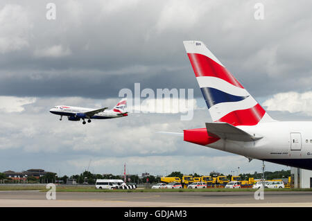 British Airways Flugzeuge landen und Rollen am Flughafen London Heathrow Stockfoto