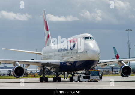 British Airways Boeing 747 geschleppt um stehen am Flughafen London Heathrow Stockfoto