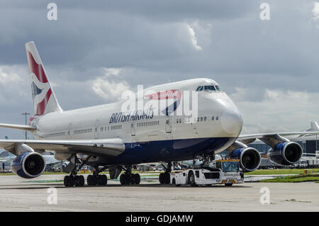 British Airways Boeing 747 geschleppt um stehen am Flughafen London Heathrow Stockfoto