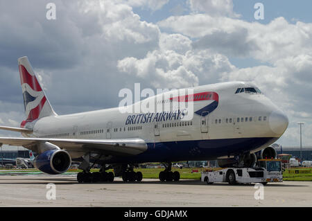 British Airways Boeing 747 geschleppt um stehen am Flughafen London Heathrow Stockfoto