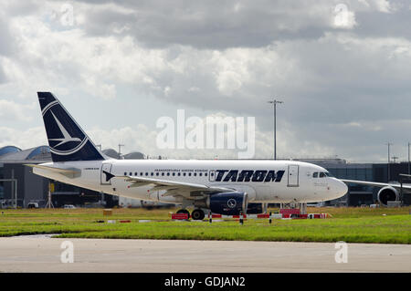 TAROM Airbus A318-100 Rollen am Flughafen London Heathrow Stockfoto