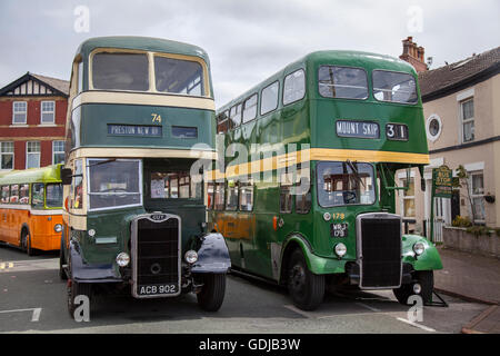 Guy ACB902 74 & Leyland WRJ179 Busse geparkt an Bushaltestelle   Straßenbahn Sonntag ein der Transport Festival der in der Stadt am Meer von Fleetwood, Lancashire, UK Stockfoto