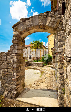Stadt Hum Steintor und vertikale Straßenansicht, Istrien, Kroatien Stockfoto
