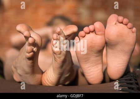 Zwei Paare von Kinderfüßen. Foto closeup Stockfoto