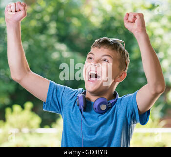 Teenboy mit Kopfhörer Stockfoto