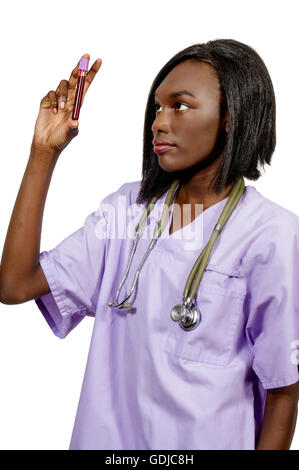 Krankenschwester, wobei eine Blutprobe in einer medizinischen Einrichtung Stockfoto