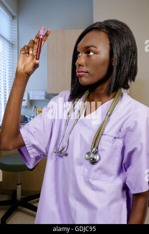 Krankenschwester, wobei eine Blutprobe in einer medizinischen Einrichtung Stockfoto