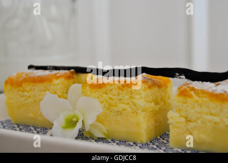 Vanille-magische Kuchen über einem weißen Teller. Hausgemachte Desserts. Essen Stockfoto