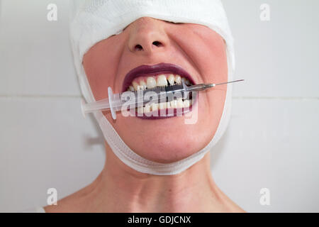 Mentale plastische Chirurgie Mädchen essen Nadel mit Bandage. Stockfoto