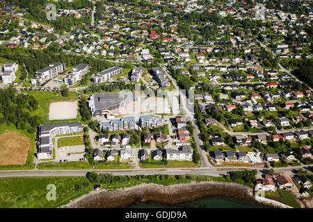 Luftaufnahme der Stadt Tromsø und Vorstadtgehäuse, Norwegen Stockfoto