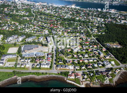 Luftaufnahme der Stadt Tromsø und Vorstadtgehäuse, Norwegen Stockfoto