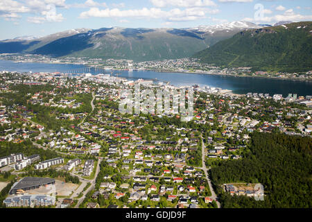 Luftaufnahme von Tromso Stadt mit Hafen und Vorstadtgehäuse, Norwegen Stockfoto