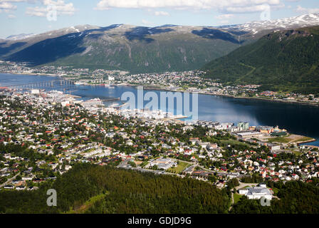 Luftaufnahme von Tromso Stadt mit Hafen und Vorstadtgehäuse, Norwegen Stockfoto