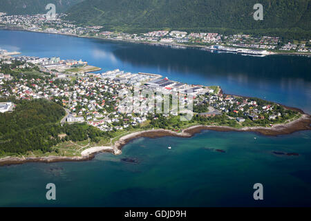 Luftaufnahme von Tromso Stadt mit Hafen und Vorstadtgehäuse, Norwegen Stockfoto