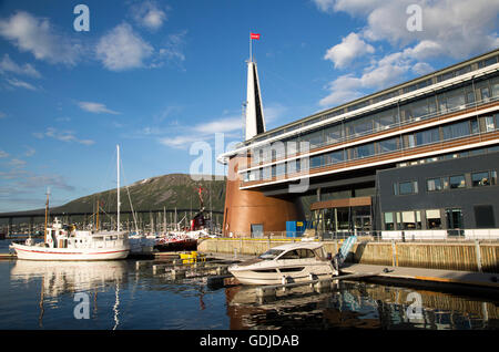 Moderne Architektur des Scandic Hotel und Boote im Hafen, Stadtzentrum von Tromsø, Norwegen Stockfoto