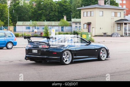 Kotka, Finnland - 16. Juli 2016: Glänzend schwarz Toyota Supra A80 geht auf der Straße in der europäischen Stadt Stockfoto