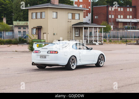 Kotka, Finnland - 16. Juli 2016: White Toyota Supra A80 geht auf der Straße in der europäischen Stadt Stockfoto