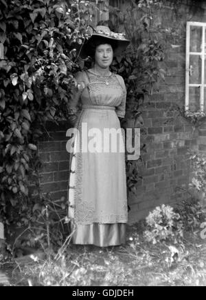 Frau im Kleid Mode design C 1900 Foto von Tony Henshaw Stockfoto