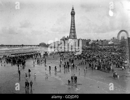 Blackpool Tower und Strand c1912. Beachten Sie die Badehäuschen und bekleideten Menschen paddeln.   Foto von Tony Henshaw Stockfoto