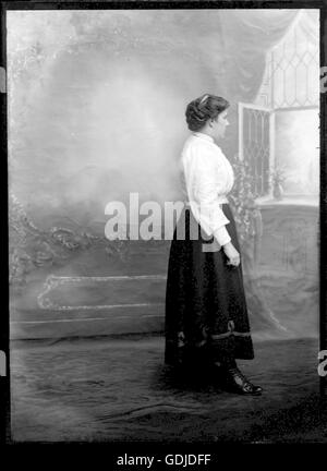 Eine Frau posiert in der Studioumgebung. C1910. Foto von Tony Henshaw Stockfoto