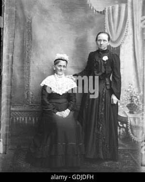 Zwei Frauen posieren in der Studioumgebung. C1910. Foto von Tony Henshaw Stockfoto