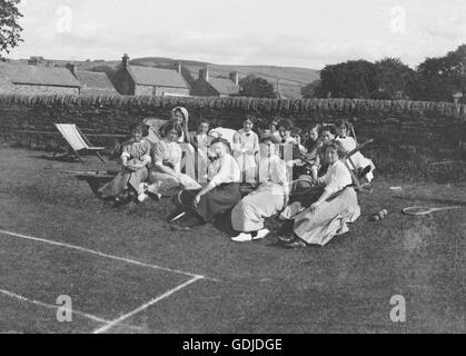 Gruppe von Edwardian Jugendlichen auf ein Tennis Court in Allendale, Northumberland, 1911.  Foto von Tony Henshaw Stockfoto