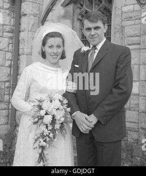 Traditionelle kirchliche Trauung von Herrn & Frau White (Herr William White), die Braut und Bräutigam Pose. c 1960. Foto von Tony Henshaw Stockfoto