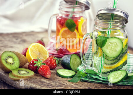 Infundierten Wasser mit frischen Erdbeeren, Zitrone, Gurke, Kiwi und Minze Stockfoto