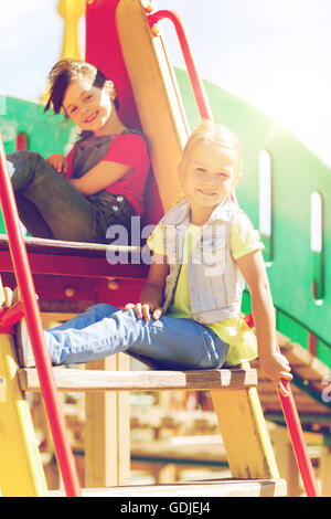 glückliche Kinder oder Kinder auf Spielplatz Folie Stockfoto