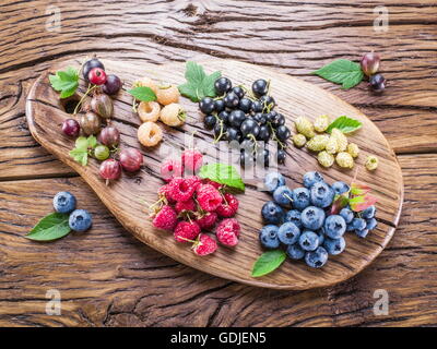 Reifen Beeren in der Holzschale auf dem Tisch. Stockfoto
