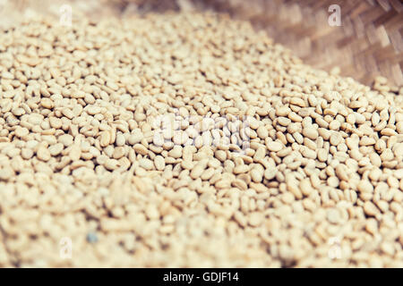 Nahaufnahme von ungerösteten Kaffeebohnen in Korb Stockfoto