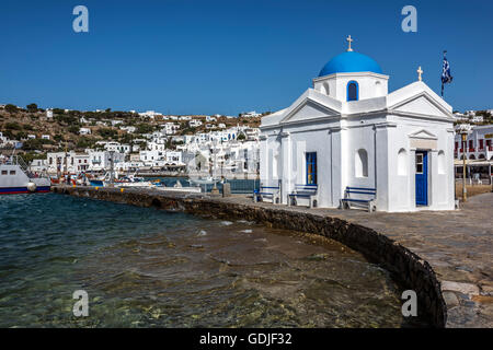 Kleine Kirche am Hafen von Mykonos. Stockfoto