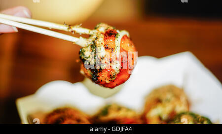 Takoyaki, köstlichen japanischen Stil Oktopus Pfannkuchen, Richtfest mit mehreren Würze, sehr berühmt für Snack-Zeit. Stockfoto
