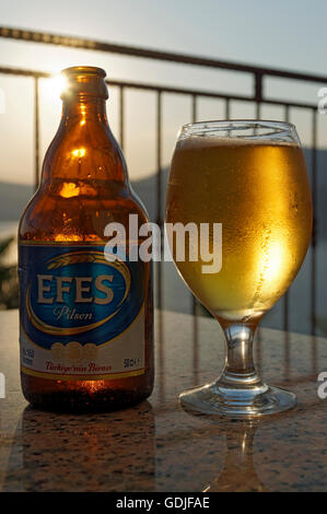 Flasche und Glas Bier Efes Pilsen, Türkei. Stockfoto