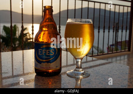 Flasche und Glas Bier Efes Pilsen, Türkei. Stockfoto