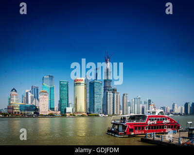 Shanghai Pudong-Skyline und örtlichen Fluss Fähre in china Stockfoto