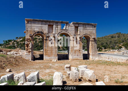 Bogen des Mettius Modestus Gouverneur von Lykien um 100 n. Chr. Eingang zu der antiken Stadt Patara, Kalkan, Türkei. Stockfoto