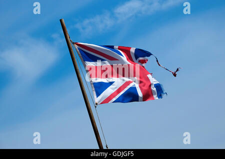 Union Jack-Flagge am Mast gerissen Stockfoto