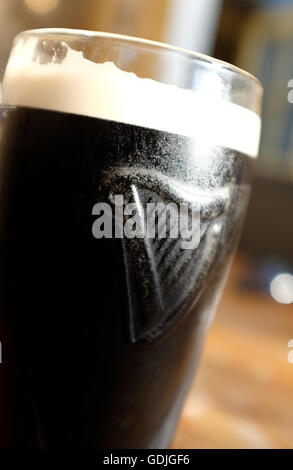 Glas gekühlten Guinness in kühlen Glas Stockfoto