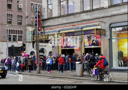 Schlangestehen vor der berühmten Madame Tussauds in Amsterdam, Holland, Netherdalnds Menschen. Stockfoto