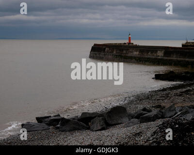 Hafen Sie Strand, Wand und Leuchtturm, Watchet, Somerset, Großbritannien Stockfoto