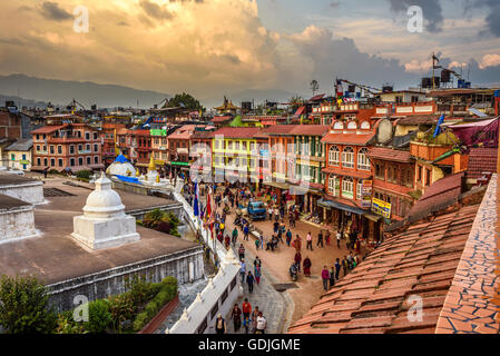 Touristen und Nepalesen rund um Boudhanath Stupa, eines der größten antiken Stupa der Welt. Stockfoto