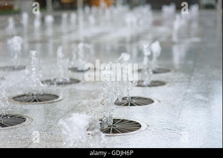 Schwall von Wasser von einem Brunnen. Abbildung aus dem Wasserbrunnen. Wasserstrahl in Brunnen der Stadt. Stockfoto