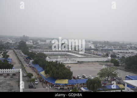 heiligen Teich und Parkplatz bei Anandpur Sahib in Rupnagar Bezirk, Punjab, Indien Stockfoto