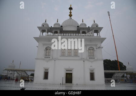 Shri Anandpur Kesgarh Sahib Takhat religiöse weißen Marmor Gurdwara Sikhismus heiliger Ort im Bezirk Rupnagar, Punjab, Indien, Asien Stockfoto