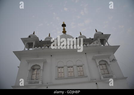 Shri Anandpur Kesgarh Sahib Takhat religiöse weißen Marmor Gurdwara Sikhismus heiliger Ort im Bezirk Rupnagar, Punjab, Indien, Asien Stockfoto