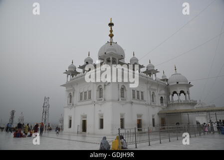 Shri Anandpur Kesgarh Sahib Takhat religiöse weißen Marmor Gurdwara Sikhismus heiliger Ort im Bezirk Rupnagar, Punjab, Indien, Asien Stockfoto