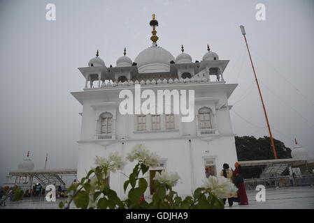 Shri Anandpur Kesgarh Sahib Takhat religiöse weißen Marmor Gurdwara Sikhismus heiliger Ort im Bezirk Rupnagar, Punjab, Indien, Asien Stockfoto